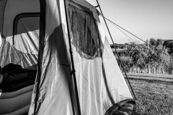Carpa de camping montada con cuerda de anclaje y solapa abierta — Foto de Stock
