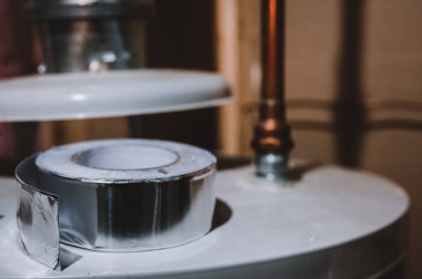 Metalik alüminyum folyonun kenarındaki seçici odak noktası.