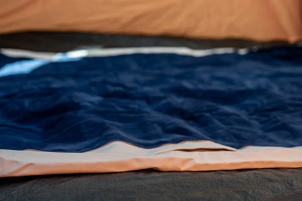Foco selectivo de un colchón inflable del aire en el piso de una tienda que se llena para arriba. — Foto de Stock