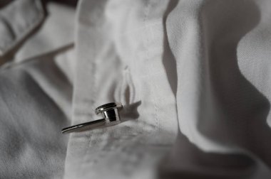 Boyutu artırmak için beyaz gömlek üzerinde düğme genişletici gösterilir