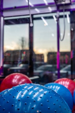 Oyuncak topun üzerine inen hedefli atari pençe yakalama makinesi. Lekelenmiş camdan görülüyor.