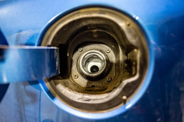 Open lid and removed gas cap of a vehicle ready to be fueled. — Stock Photo, Image