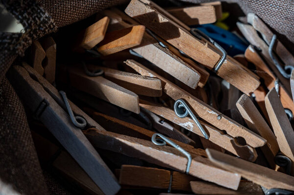 Разнообразная куча старых штифтов в пакете, используемом для вешания мокрой прачечной