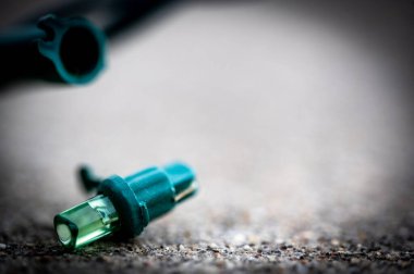 Bir fiyaskoyu tamir etmek için bir dizi Noel ışığının ampulünü değiştirmeye odaklan.. 