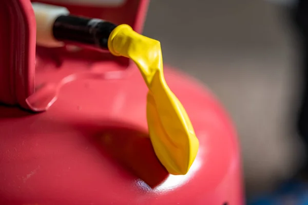 Foco seletivo na borda de um balão inflável ligado a um recipiente de hélio. — Fotografia de Stock