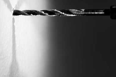 Bir matkabın delindiği noktaya odaklanın. Bu da alçıpanda bir pilot deliği açar.