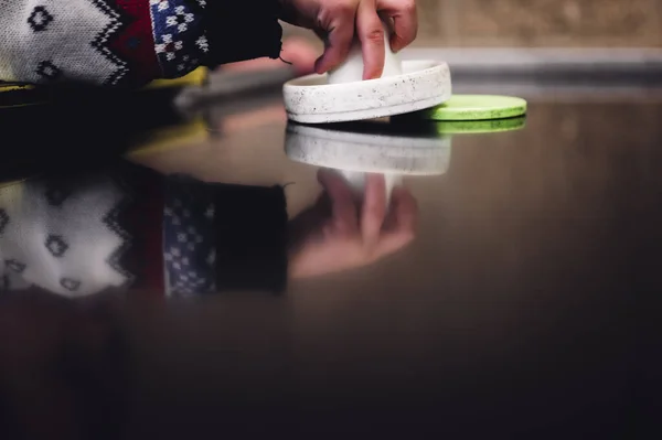 Concentration sélective sur une table de hockey aérien et un petit enfant tenant la pagaie. — Photo