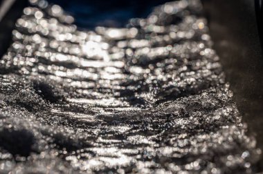 Buzun ve karın çatıdaki çatı oluğu sisteminde birikmesi.