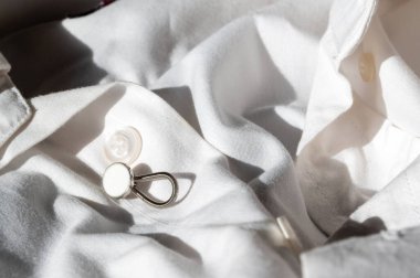 Boyutu artırmak için beyaz gömlek üzerinde düğme genişletici gösterilir