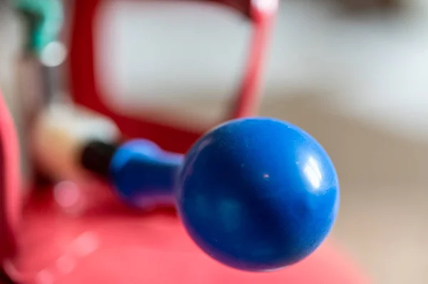 Selective focus on edge of an inflatable balloon attached to a helium canister. — Stock Fotó