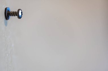 Tipik bir alçıpan sabitleme kurulumuna seçici odak .