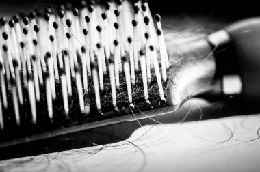 Karışık saçlı bir saç fırçasının kıllarına odaklan.