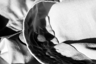 Boyutu artırmak için beyaz gömlek üzerinde düğme genişletici gösterilir