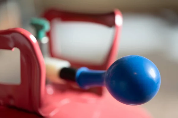 Selective focus on edge of an inflatable balloon attached to a helium canister. — Stockfoto