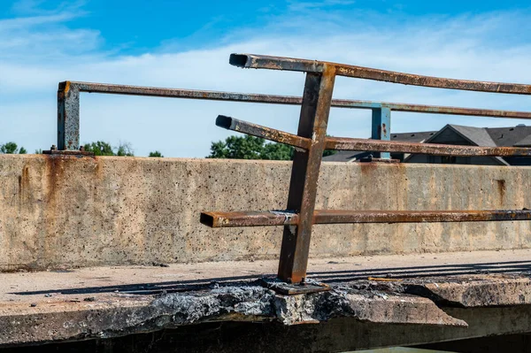 Guardrail danificado e dobrado ao longo da borda de uma ponte que precisa ser reparada. — Fotografia de Stock