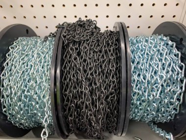 Perakende mağazasında zincir halkalarından oluşan bir sıra