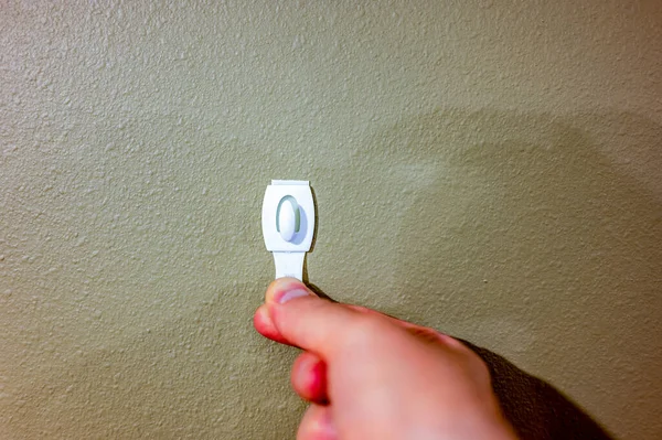 선택적 초점 접착제 스트립 벽 옷걸이에 대 한 테이프를 추출하여 제거 할 수있습니다. — 스톡 사진