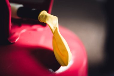 Helyum kutusuna bağlı şişirilebilir bir balonun kenarına seçici odak.