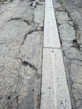 Ağır sanayi yüklerinin yol açtığı çömlek deliği ve çatlaklar