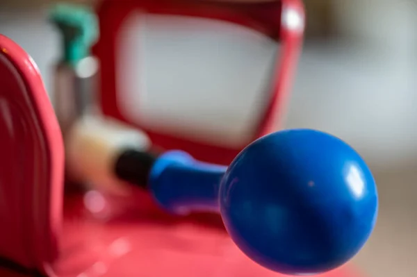 Selective focus on edge of an inflatable balloon attached to a helium canister. — Stockfoto