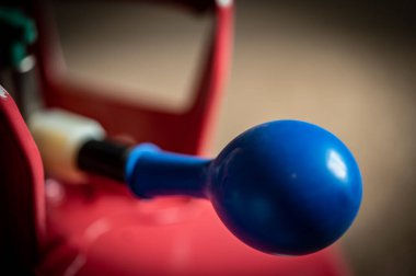 Helyum kutusuna bağlı şişirilebilir bir balonun kenarına seçici odak.