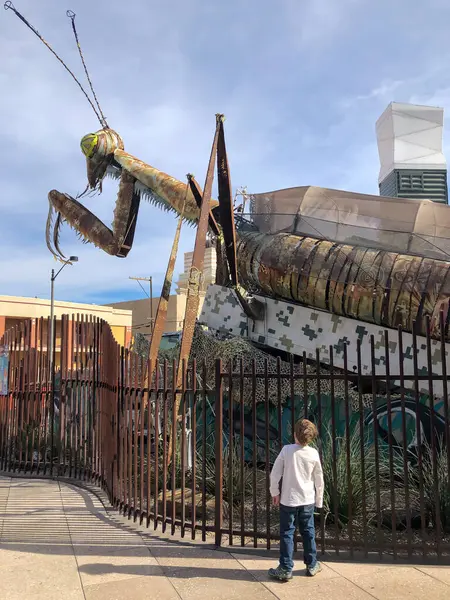 Şehir merkezindeki konteyner parkı, Las Vegas, Nevada, ABD - 1.2020 - Dua eden mantis metal sanat heykeli. — Stok fotoğraf