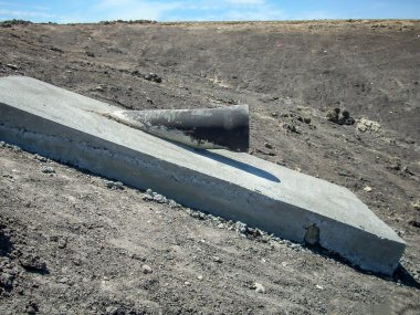 Atık demir atık su borusu arıtma lagününden gün ışığına çıkarıldı.