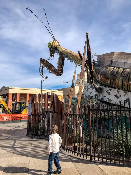 Şehir merkezindeki konteyner parkı, Las Vegas, Nevada, ABD - 1.2020 - Dua eden mantis metal sanat heykeli. — Stok fotoğraf
