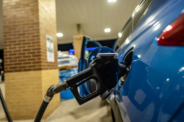 Vehicle with gas pump inserted to fill the empty tank. — Stock Photo, Image