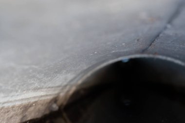 Bir beton menfezin içinden su yüzeyi görüntüsü