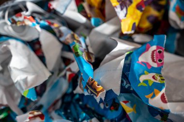 Sioux Falls, Güney Dakota - 12.2021: Hediyeleri açtıktan sonra çöp poşetine atılmış .