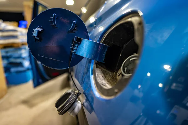 연료를 넣을 준비가 된 차량의 뚜껑을 열고 제거 한 가스 뚜껑. — 스톡 사진
