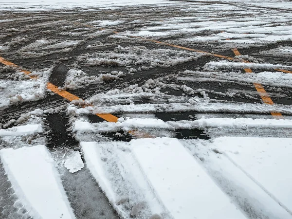 Confusión en los estacionamientos después de que la nieve cubre las líneas donde los coches van a todas partes —  Fotos de Stock