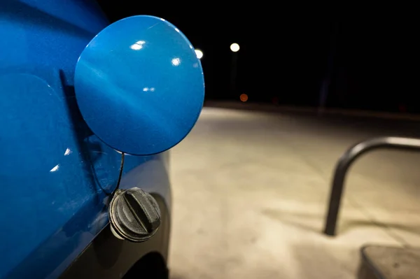 Open lid and removed gas cap of a vehicle ready to be fueled. — 图库照片