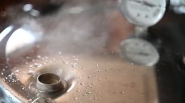 Basınçlı düdüklü tencere göstergesi ve buhar ve su kabarcıklarıyla rahatlama vanası.