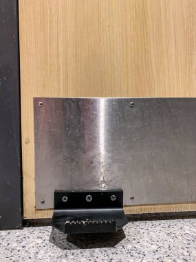 Dokunarak mikrop bulaştırmadan odadan çıkmak için kullanılabilen elsiz kapı açacağı.