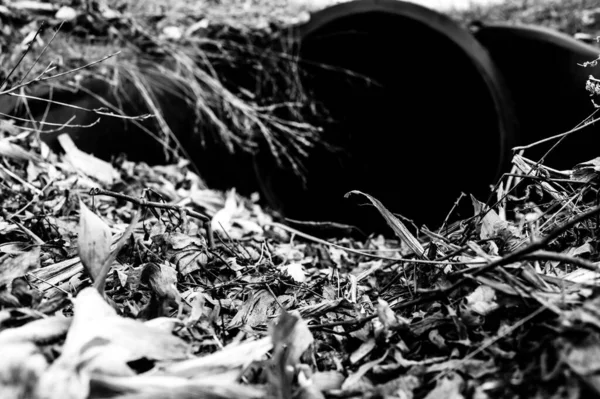 Αποχέτευση HDPE κάτω από μια οδική είσοδο. Σωλήνας χρησιμοποιείται για τη μεταφορά θυελλώδους νερού μεταξύ τάφρων. — Φωτογραφία Αρχείου