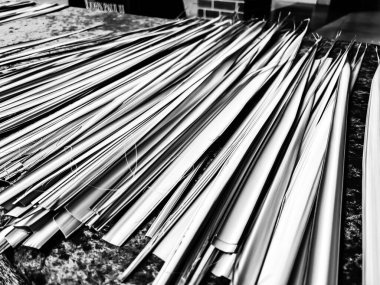 Hıristiyan Pazar ayini sırasında palmiye yaprakları masaya serilmişti..