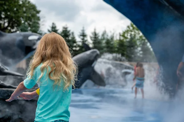 Omaha, Nebraska, USA: 6-2021: Scott Alaskan Adventure splash pad gyerekekkel a Henry Doorly Állatkertben és Akváriumban — Stock Fotó