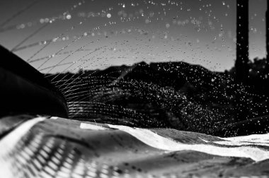 Su kaydırağının üzerinden fışkıran damlacıklar üzerine seçici bir odak noktası