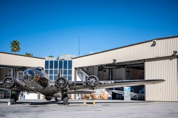 Palm Springs, California, USA - 2.2022 - Open hanger met vliegtuigen in het Air Museum. — Stockfoto