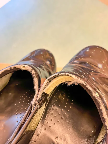 Zapatos antideslizantes desgastados y dañados con encuadernación deshilachada. — Foto de Stock