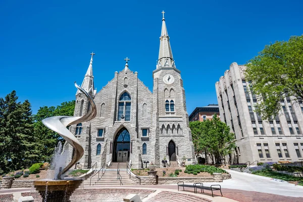 Omaha, Nebraska, US - 5.2022 - St. Johns Parish Catholic Church at the campus of Creighton University. — стокове фото