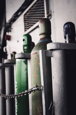 Sıkıştırılmış gaz silindirleri dikey olarak metal bir zincir tarafından korunuyor. Yüksek kalite fotoğraf