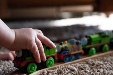 Tiffin, Iowa, ABD - 3.2021: Model Thomas the Train ile oynayan küçük çocuk. Thomas popüler bir demiryolu temalı çocuk oyuncağı. - Evet. Yüksek kalite fotoğraf