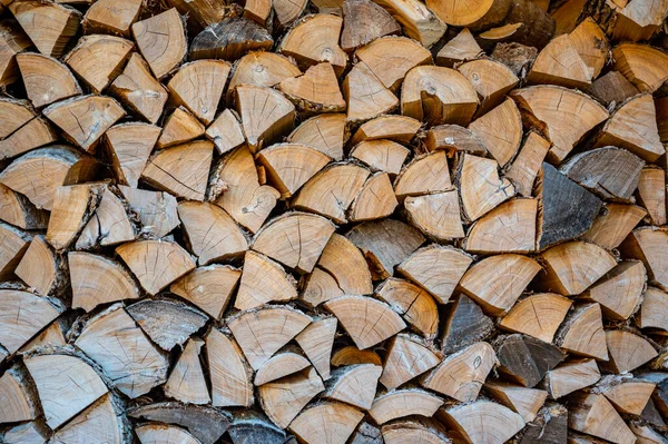 北部の寒い気候で加熱するための乾燥分割木材を積層 高品質の写真 — ストック写真