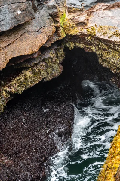 Rising Tide Waves Crashing Natural Rock Inlet Called Thunder Hole — Stock Photo, Image