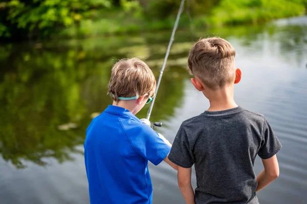 Δύο Αρσενικοί Νεαροί Φίλοι Που Ψαρεύουν Μια Λίμνη Υψηλής Ποιότητας — Φωτογραφία Αρχείου