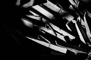 Islak çamaşırları asmak için kullanılan bir torbaya çeşitli eski bez yığını. Yüksek kalite fotoğraf