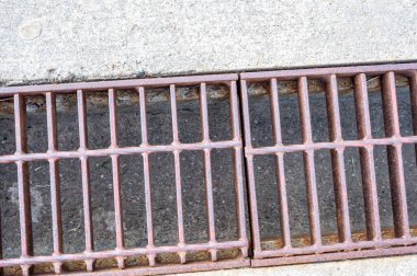 Beton bir levhanın içindeki fırtına suyu siperini rendeleyin. - Evet. Yüksek kalite fotoğraf